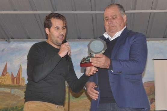 Las Longueras reconoce la labor de Juan Martel al frente de Festejos (Foto TA)